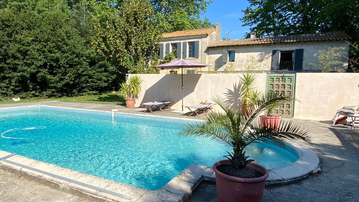 Arles House | Charming Provencal farmhouse in a green setting
