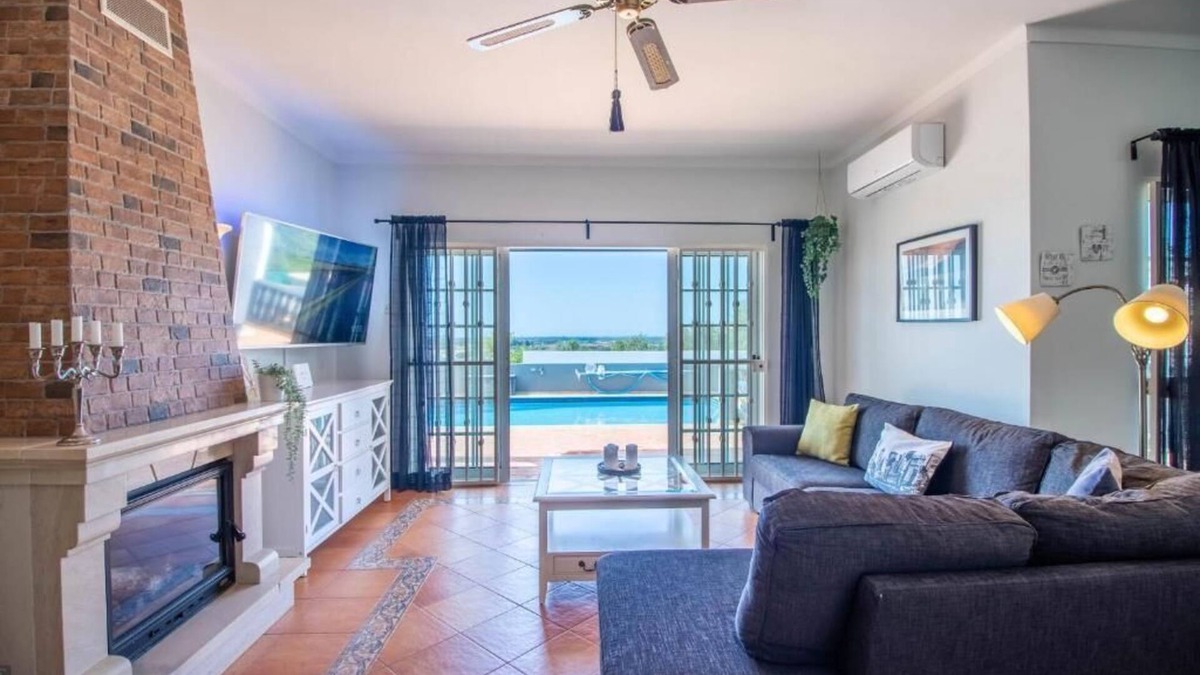 Charneca Villa | Charming villa with 3 bedrooms, WiFi, central heating and sea views