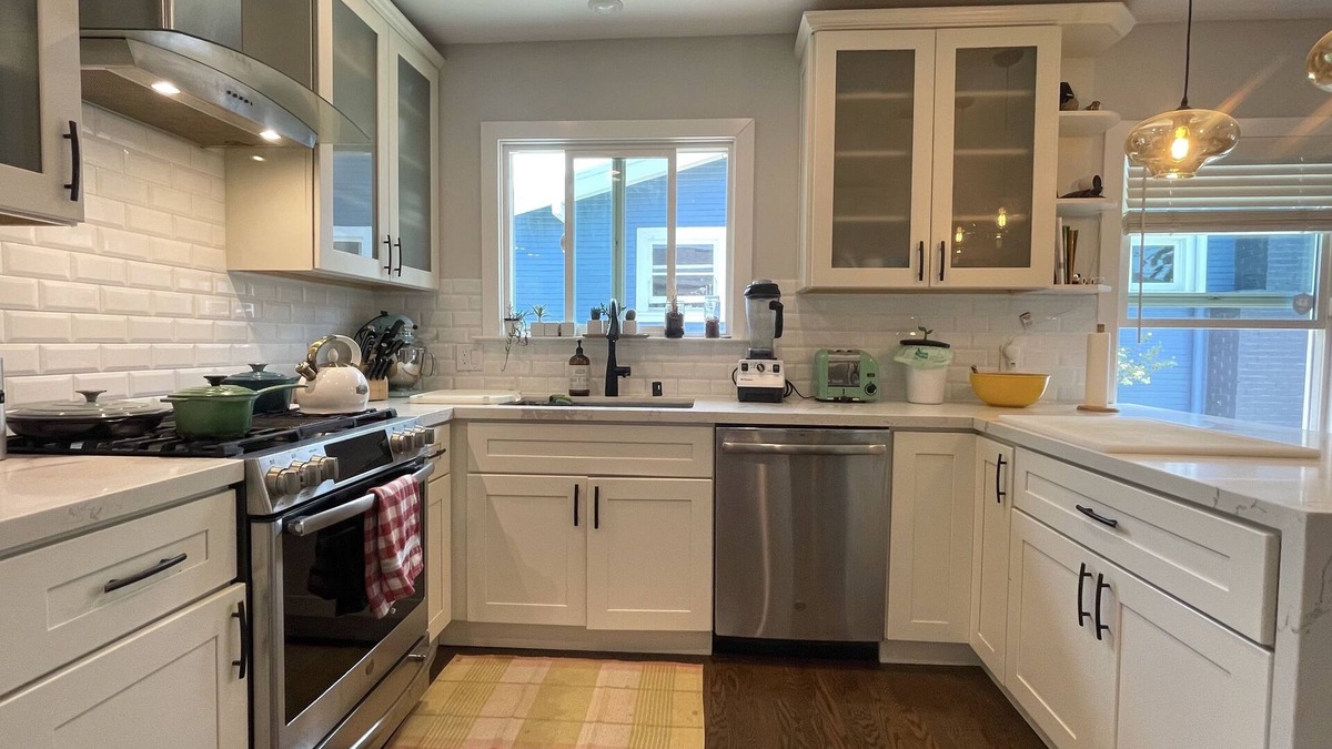 Oakland House | CHARMING & QUIET ONE BEDROOM /ONE OFFICE OAKLAND CRAFTSMEN HOME
