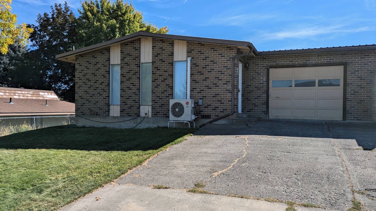 Pendleton House | Charming,Quiet,spacious 3-bedroom duplex minutes to all the Events in Pendleton