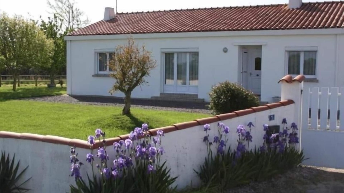 Chateau-d'Olonne Cottage | Charming Renovated 70s House with Large Private Garden, WiFi, and Terrace Near Les Sables-d'Olonne