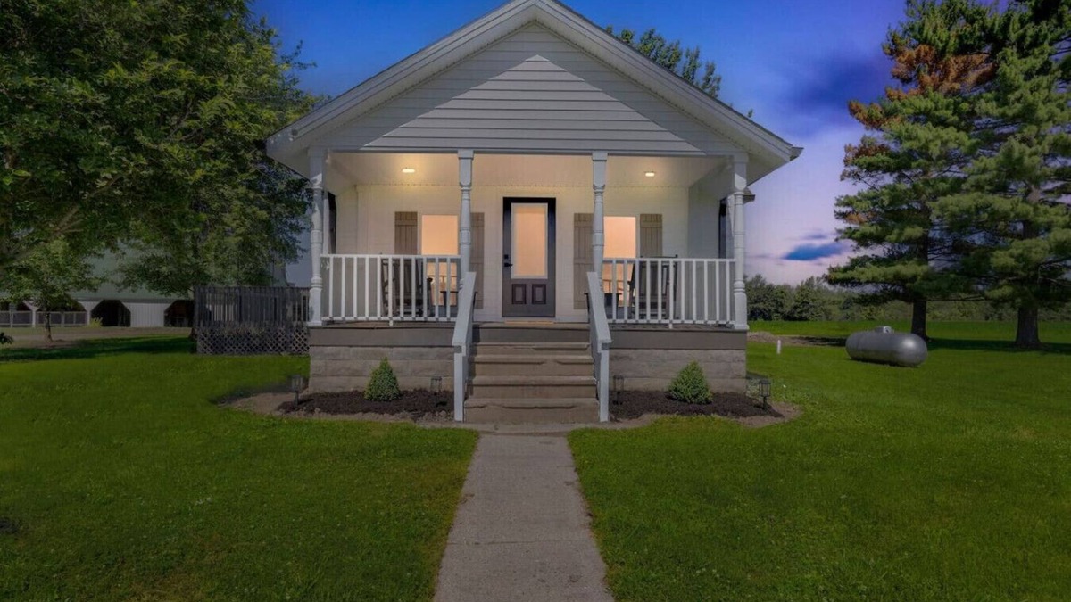 West Liberty House | Charming-relaxing 3BR farmhouse *15min from town