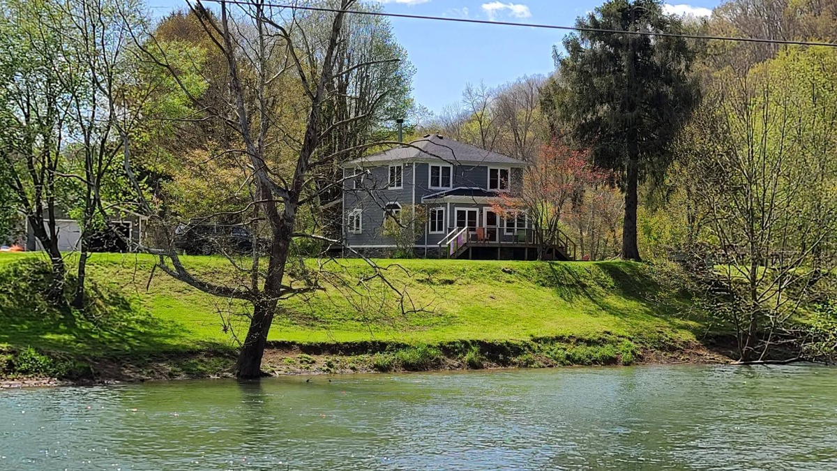 Valley Bend Other | Charming, remodeled farmhouse on the river to kayak with a hot tub & a firepit!