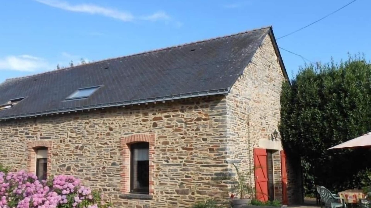Guemene-Penfao Cottage | Charming Renovated Farmhouse with Private Garden, Wi-Fi, Bikes, and Family Amenities