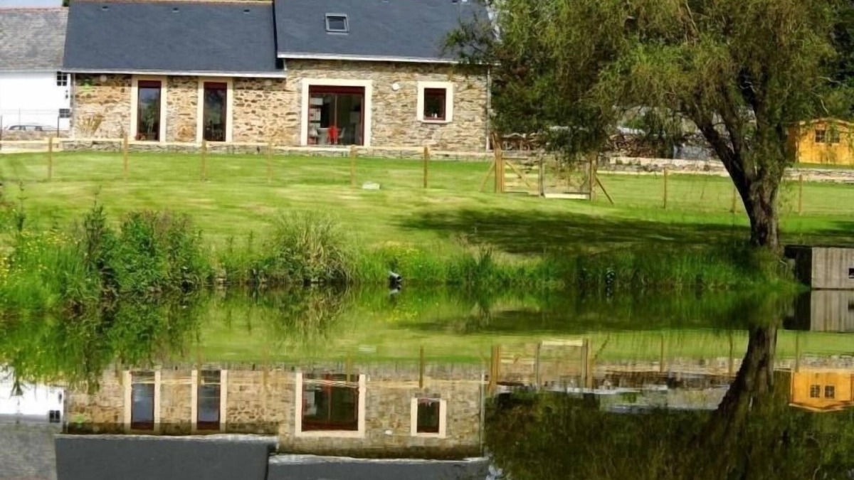 Nort-sur-Erdre Cottage | Charming Renovated Barn with Private Pond near Nantes