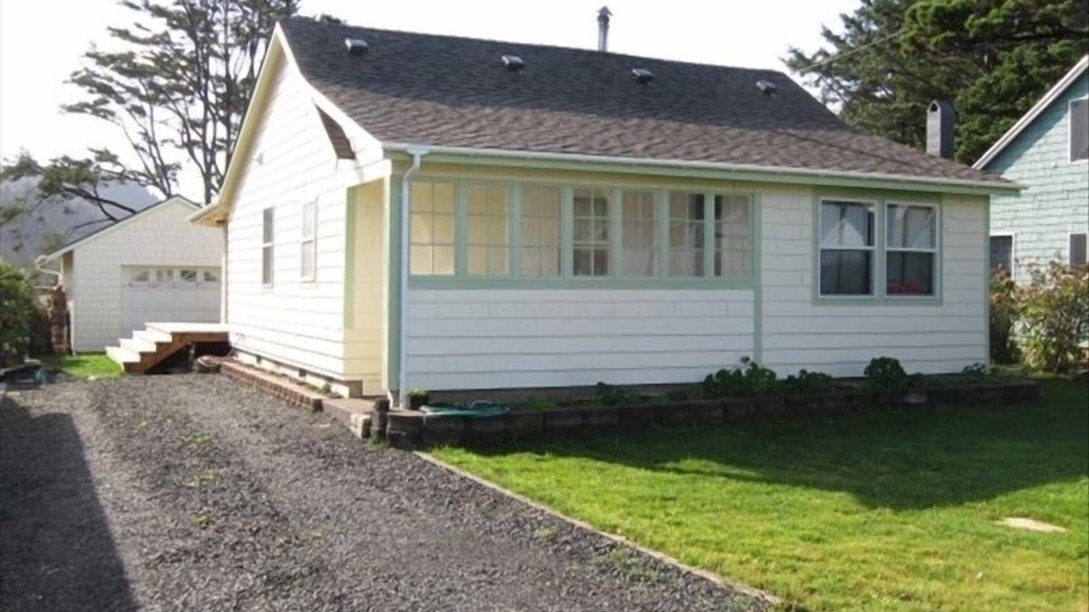 Yachats House | Charming Renovated 1922 Bungalow in Heart of Yachats Village