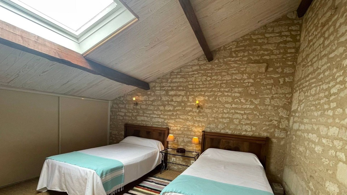 Benet Cottage | "Charming Renovated Barn in Marais Poitevin - WiFi, Private Garden, Near Niort"