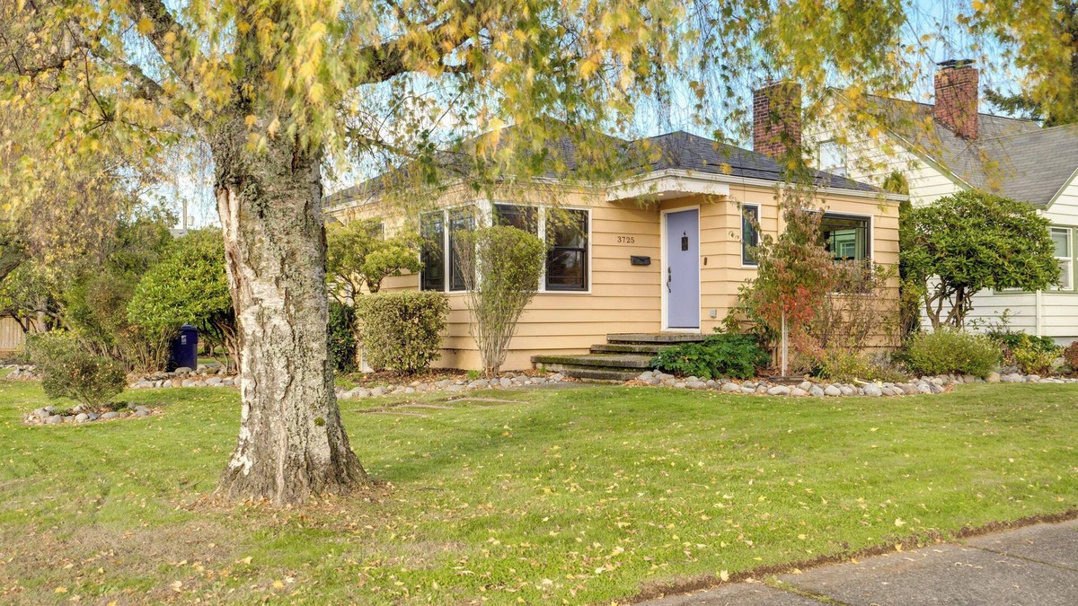 North End Cottage | Charming Renovated Cottage - Walk to UPS & Proctor