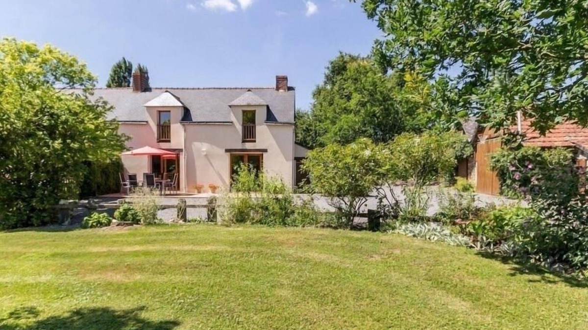 Plesse Cottage | Charming Renovated Farmhouse with Garden, Near Nantes and Canal, Family-Friendly Amenities