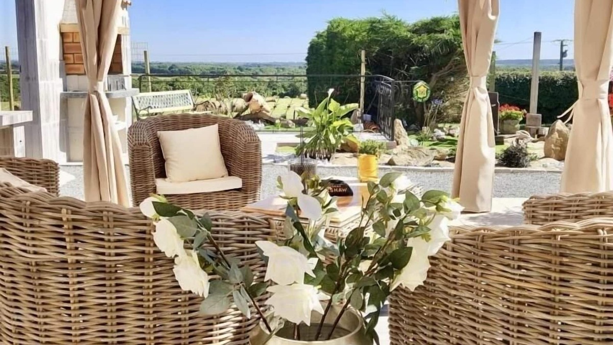 Brem Sur Mer Cottage | Charming Renovated Farmhouse with Private Garden, Near Fishing Pond, Trampoline, and BBQ