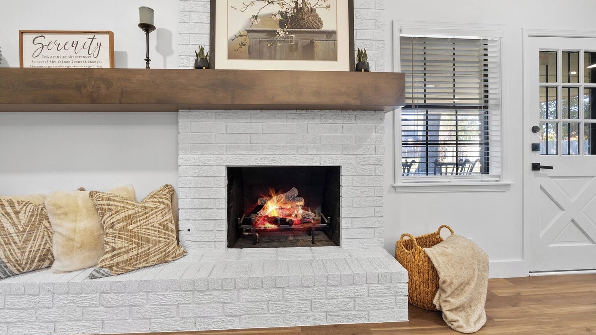 South Tulsa House | Charming & Renovated in S Tulsa Staycation or Long-Term Stays-Backs to Trails