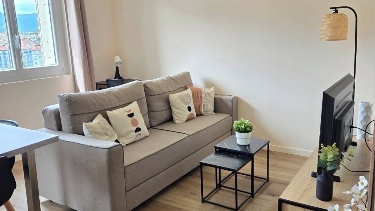 Quartier Capuche-Allies Apartment | Charming renovated T2 ~ air conditioning ~ WiFi ~ view ~ streetcar at foot
