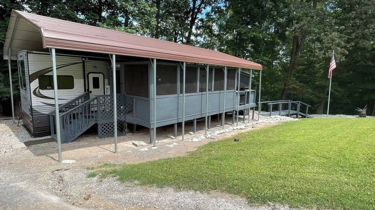 Rocky Top House | Charming rental in Rocky Top, TN-walking distance to Norris lake and marina!