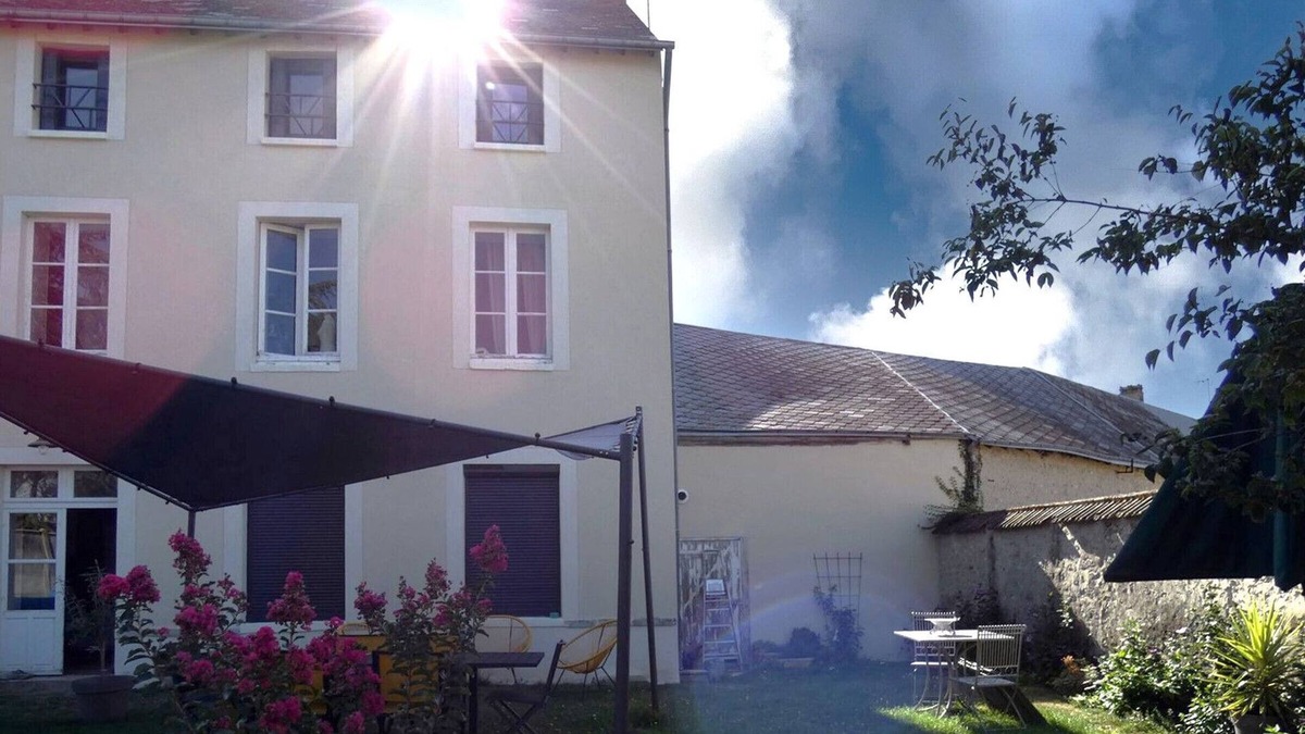 Janville Bed & Breakfast | Charming Retro-Chic Room in Peaceful Beauce Retreat
