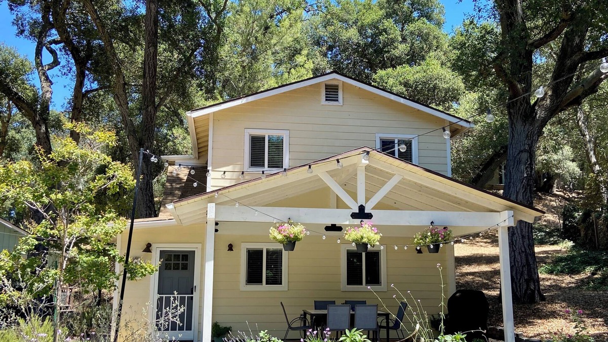 Atascadero House | Charming Retreat Home Amid Oak Trees in Central Coast Wine Country