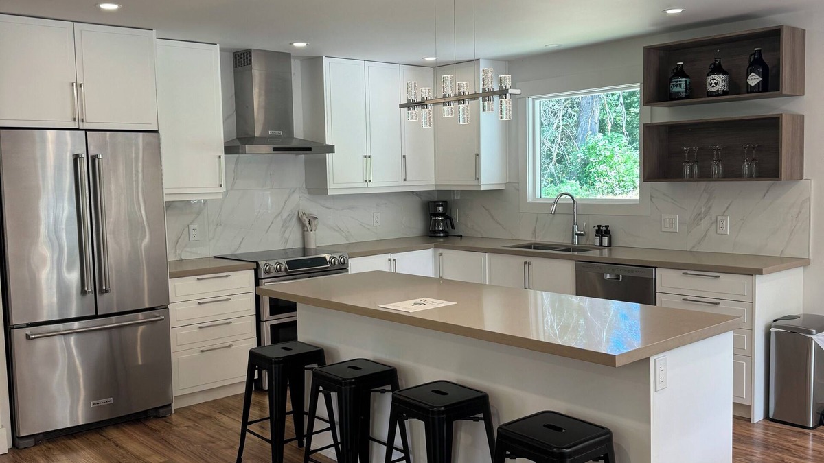 Sproat Lake House | Charming retreat near sproat lake