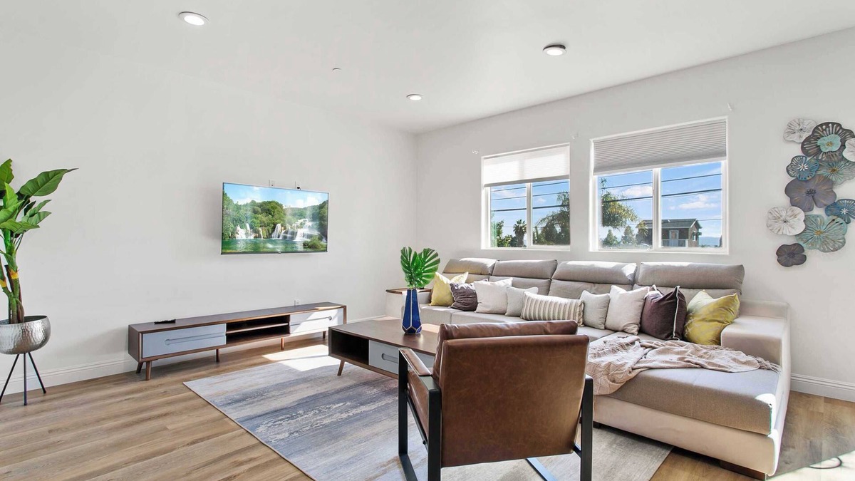Sylmar House | Charming Retreat Nestled in Serene Apple Grove Lane – Perfect for Peace #41877