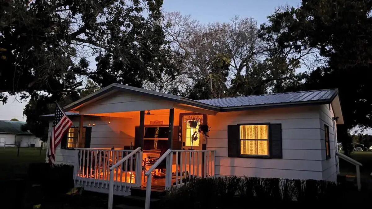 Okeechobee House | Charming Retreat