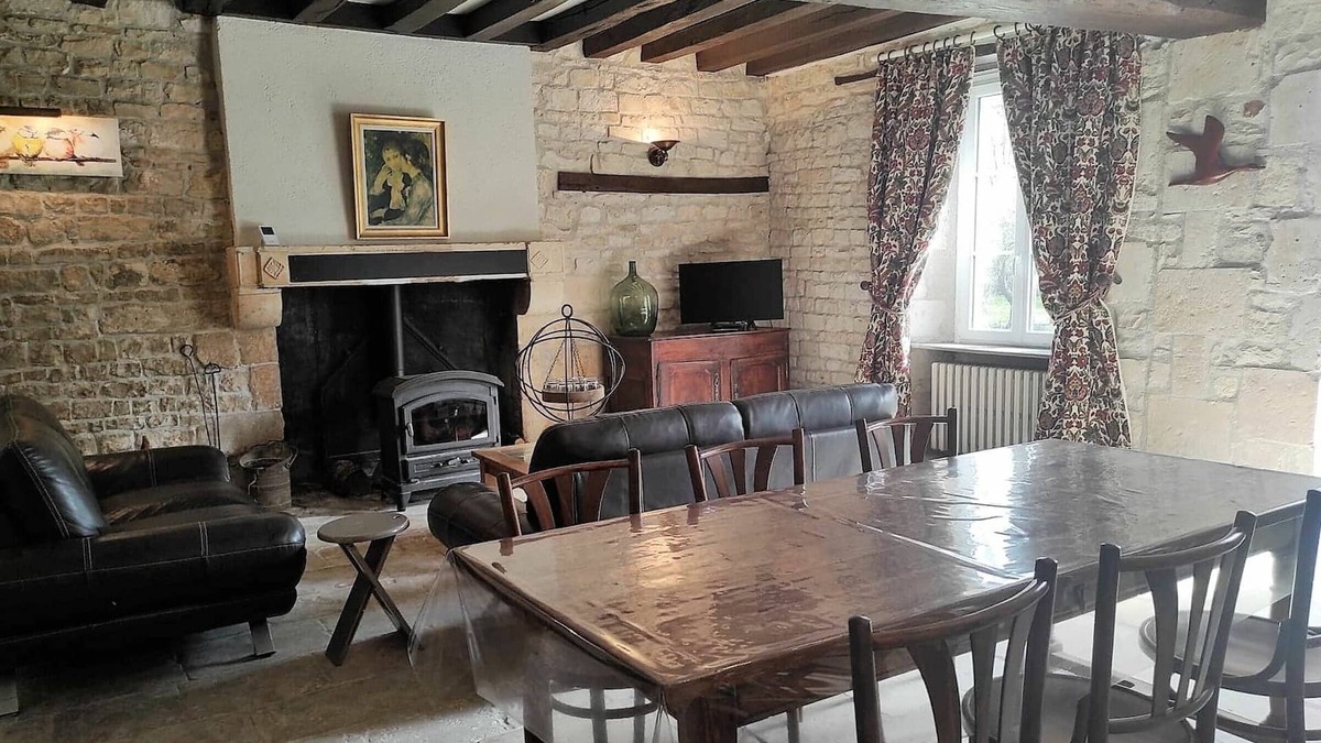 Mareuil-sur-Arnon Cottage | Charming Riverside Cottage with Private Grounds, Fishing, Pet-Friendly, WiFi, and Parking