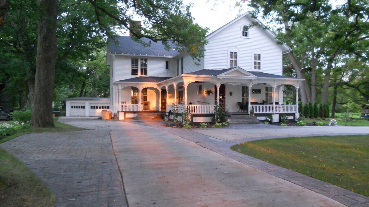 Youngstown Apartment | Charming River Rd Escape Circa 1860
