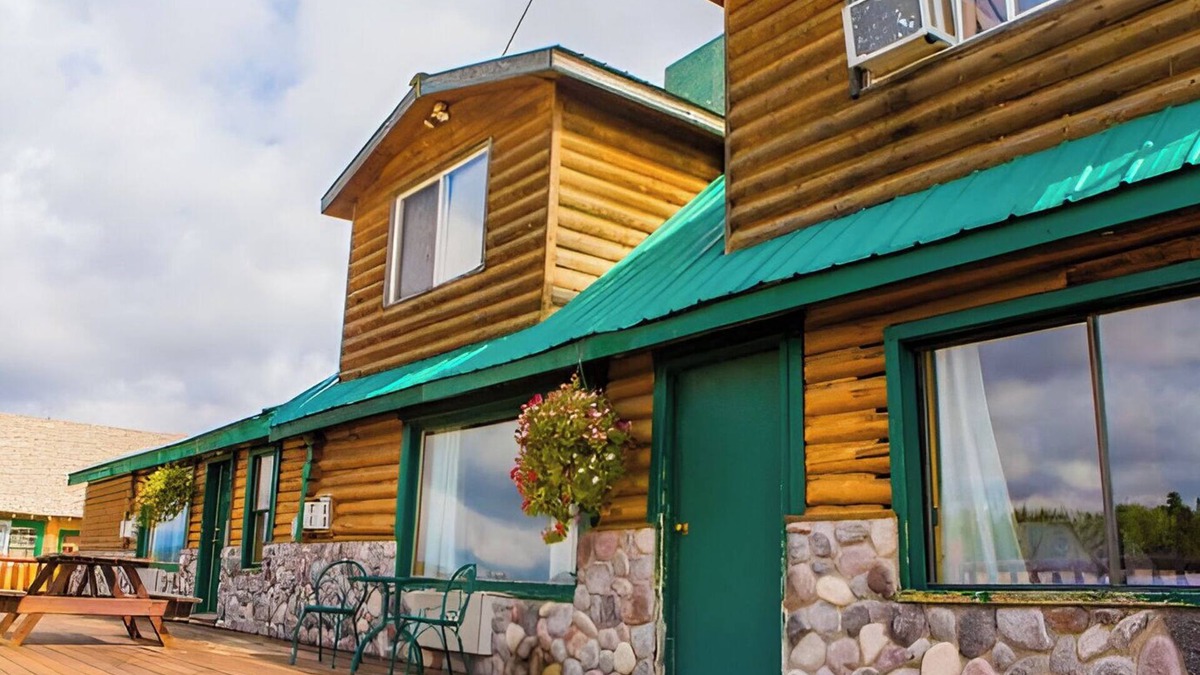 Last Chance House | Charming Riverfront Bungalow - Just steps from the River Bank!