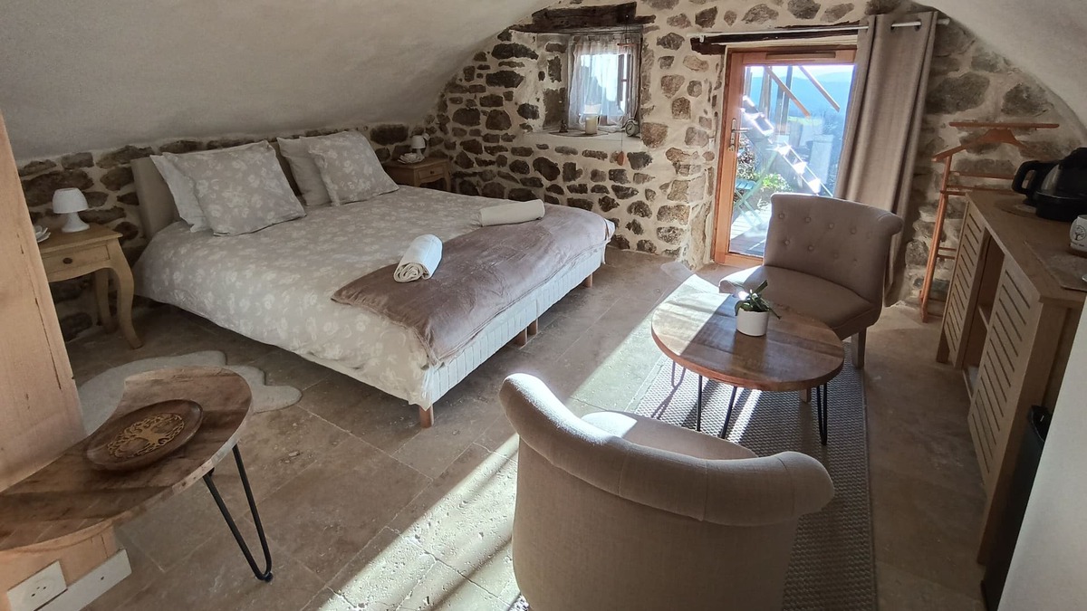 Vernoux-en-Vivarais Bed & Breakfast | Charming room with exceptional view