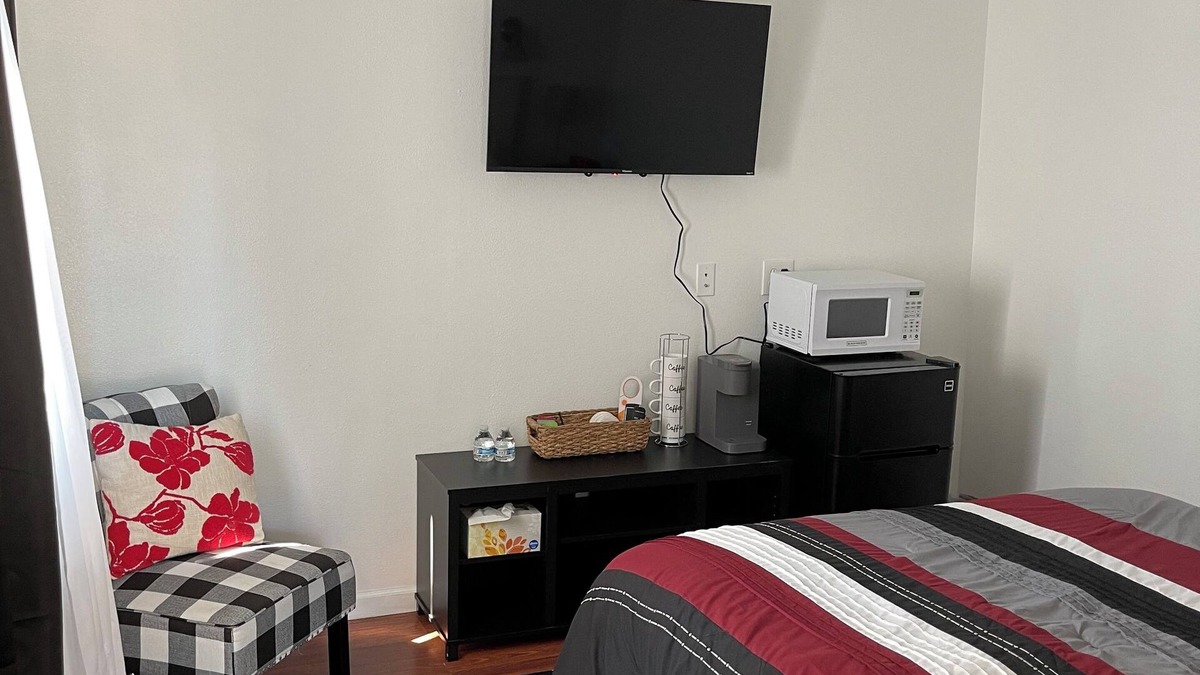 St. Maries Hotel | Charming Room 1 in the St. Maries Inn