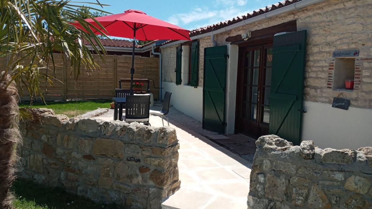 Saint-Valerien Cottage | Charming rural gite set in spacious gardens in the beautiful Vendee