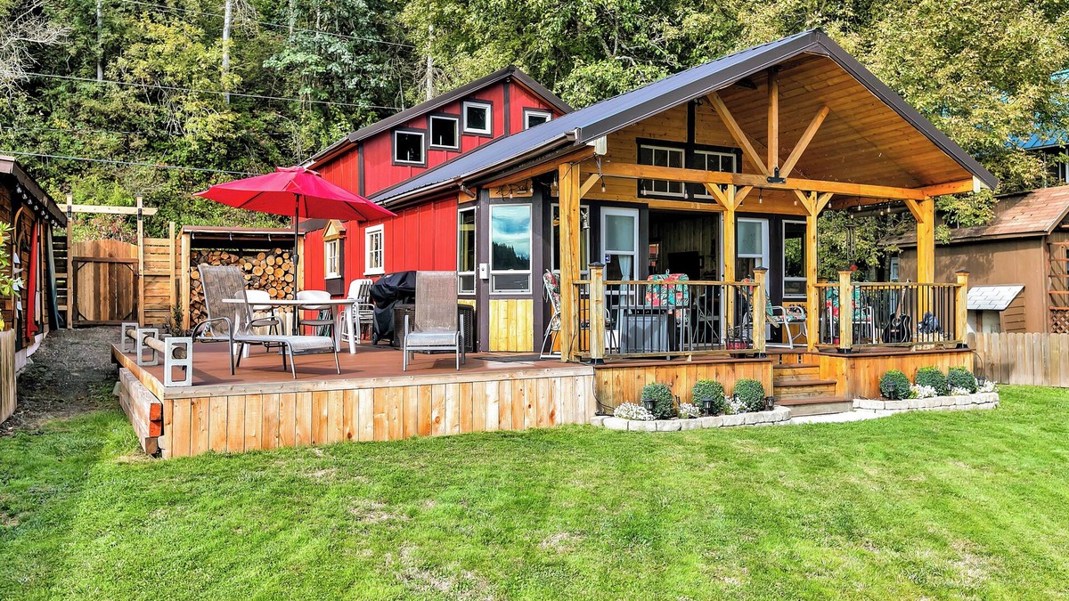 Eatonville Cabin | Charming & Rustic Lakeside Cabin: Mt. Rainier, Fall Hikes, Large Covered Deck