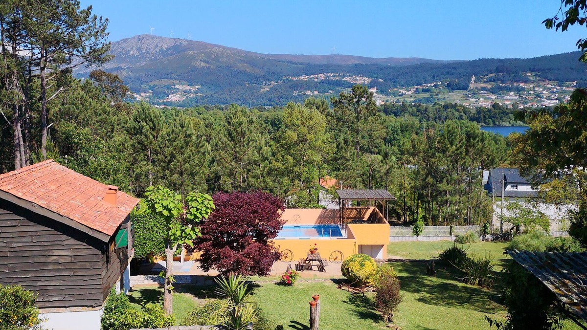 O Rosal Ski Chalet | Charming Rustic Lodge with Pool and Lovely views. Walk to Tapas Bar and Beach.