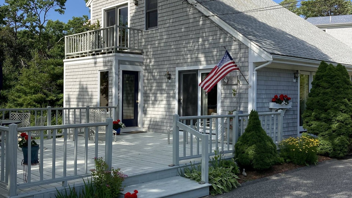 West Falmouth Cottage | Charming saltbox cottage-minutes to bike path, dock and beach