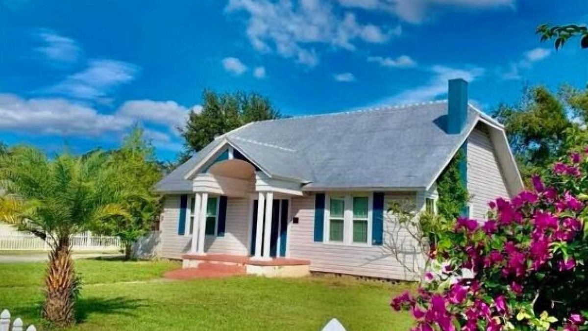 Sebring Cottage | Charming Sebring Historic Registry Home Near Circle and Across from Lake Jackson