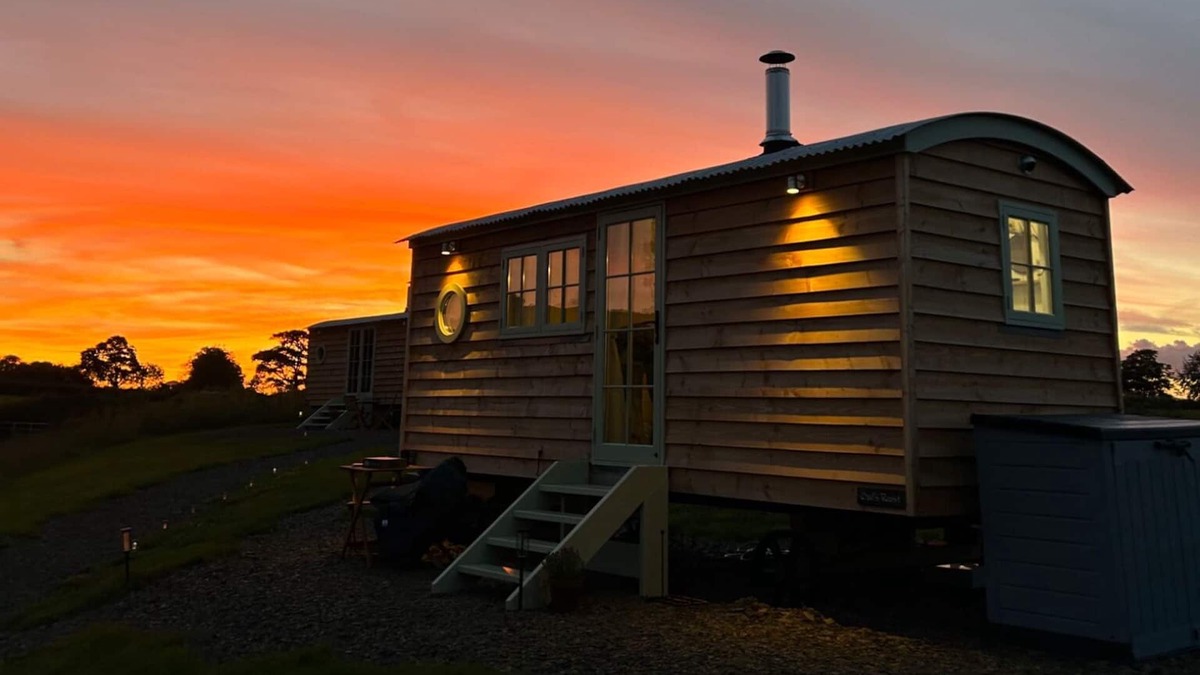 Chittlehampton Cabin | Charming shepherds hut with hottub