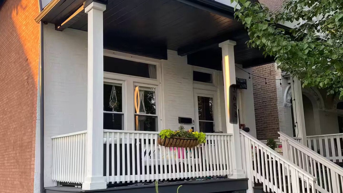 Chicago House | Charming single-family home for 6! FREE Parking!