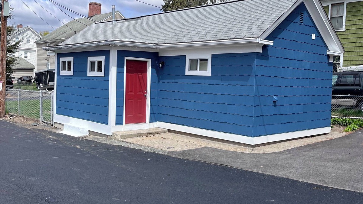 Manville Cottage | Charming single family Cottage, pet friendly w fenced in yard,
