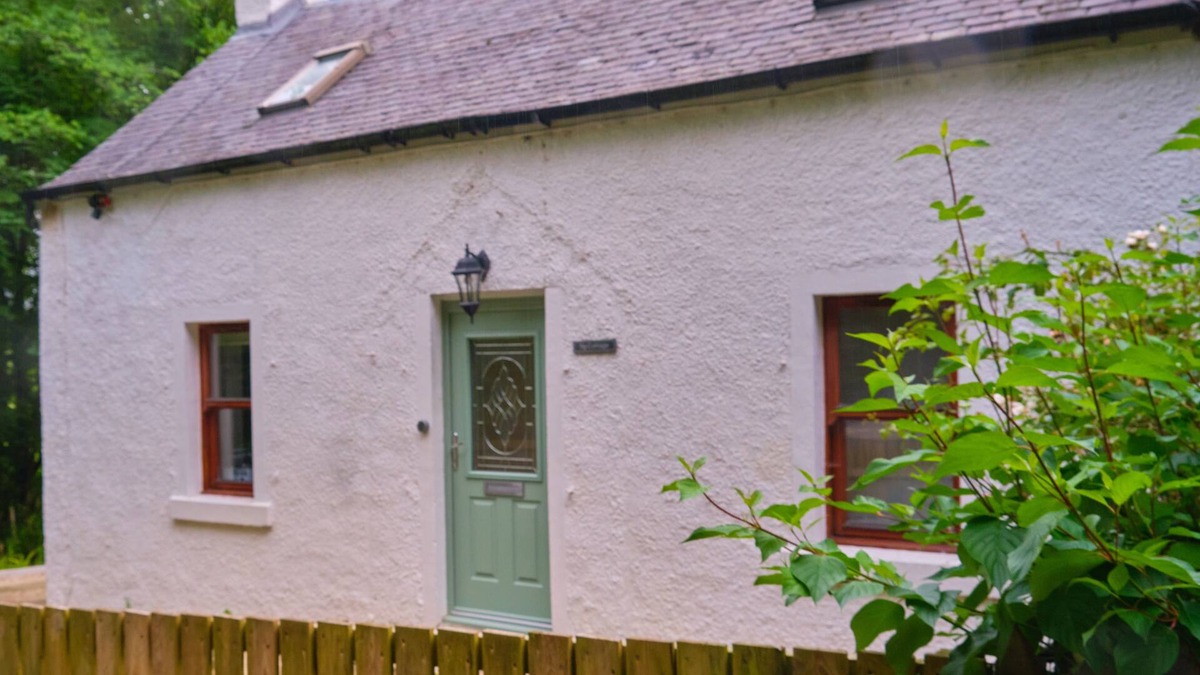 Girvan Cottage | Charming South Ayrshire cottage - Peaceful family retreat, dogs welcome!