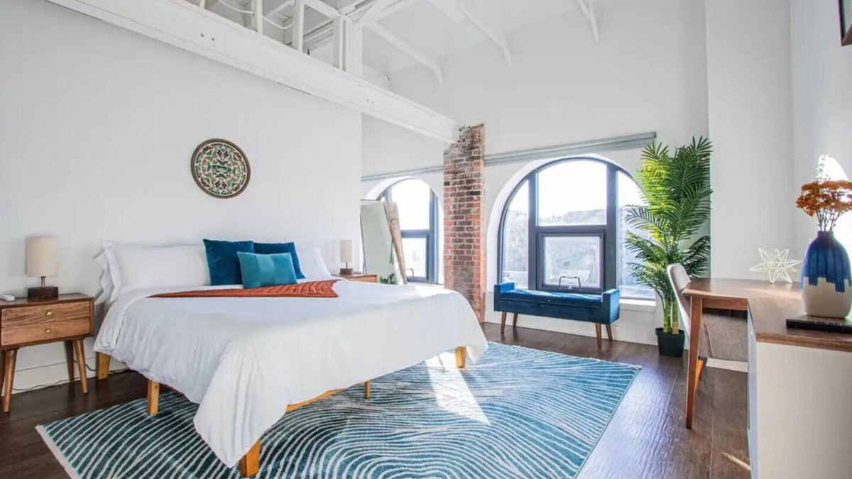 Southmoreland Condo | Charming Space with Parking/King Bed