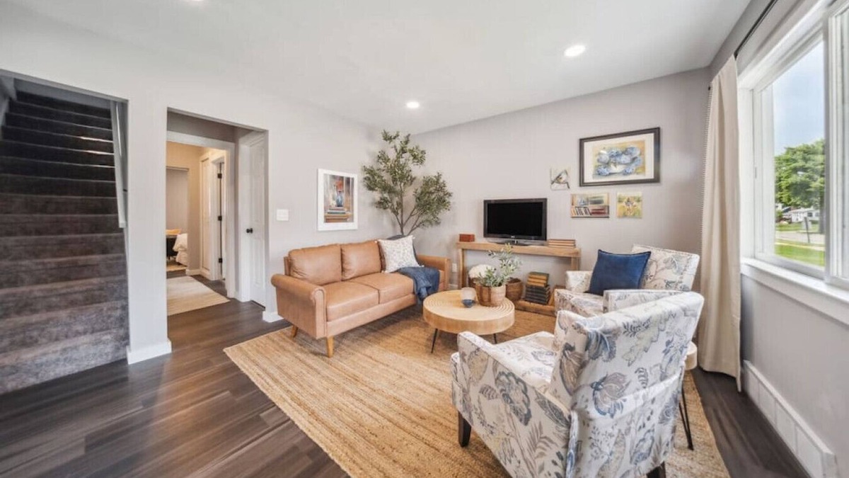 Mayfield Heights House | Charming & Spacious 3 bedroom 2.5 bath w fire pit in back yard and king bed