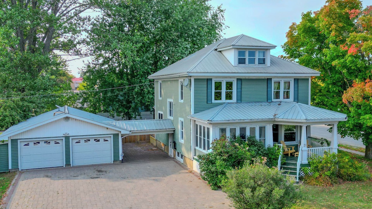 Manitoulin District House | Charming & Spacious 5BR Home w/SwimSpa in Little Current on Manitoulin Island