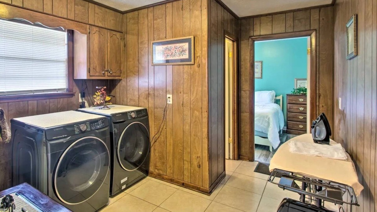 Waycross House | Charming/ spacious 2536 Tebeau St Getaway; 1.2 miles down town