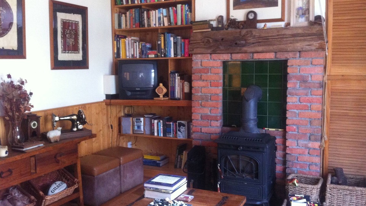 Ballina House | Charming & Spacious 3 bedroom Town House. Large garden. Private parking.