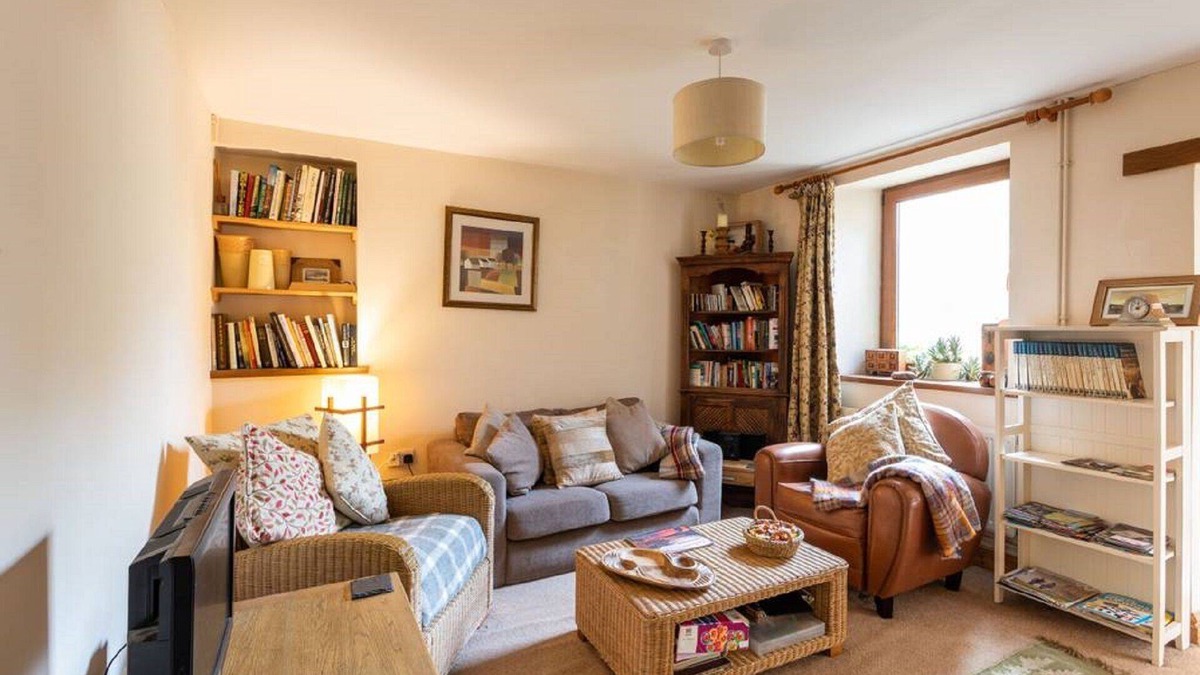 Ammanford House | Charming, Spacious cottage near Gower and Brecon Beacons.Pets welcome free.WI-FI