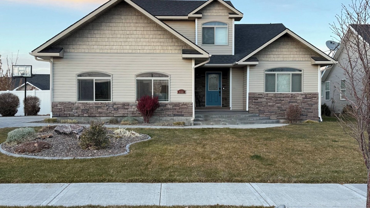 Idaho Falls House | Charming Spacious Modern 4 bedroom, 3 bathroom Home in town, pet friendly