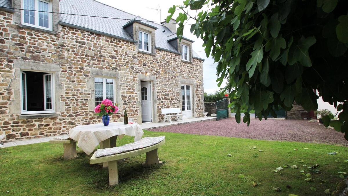 Teurtheville-Bocage Cottage | Charming Stone House Near D-Day Beaches - Enclosed Garden, WiFi, Pet-Friendly, Sleeps 6
