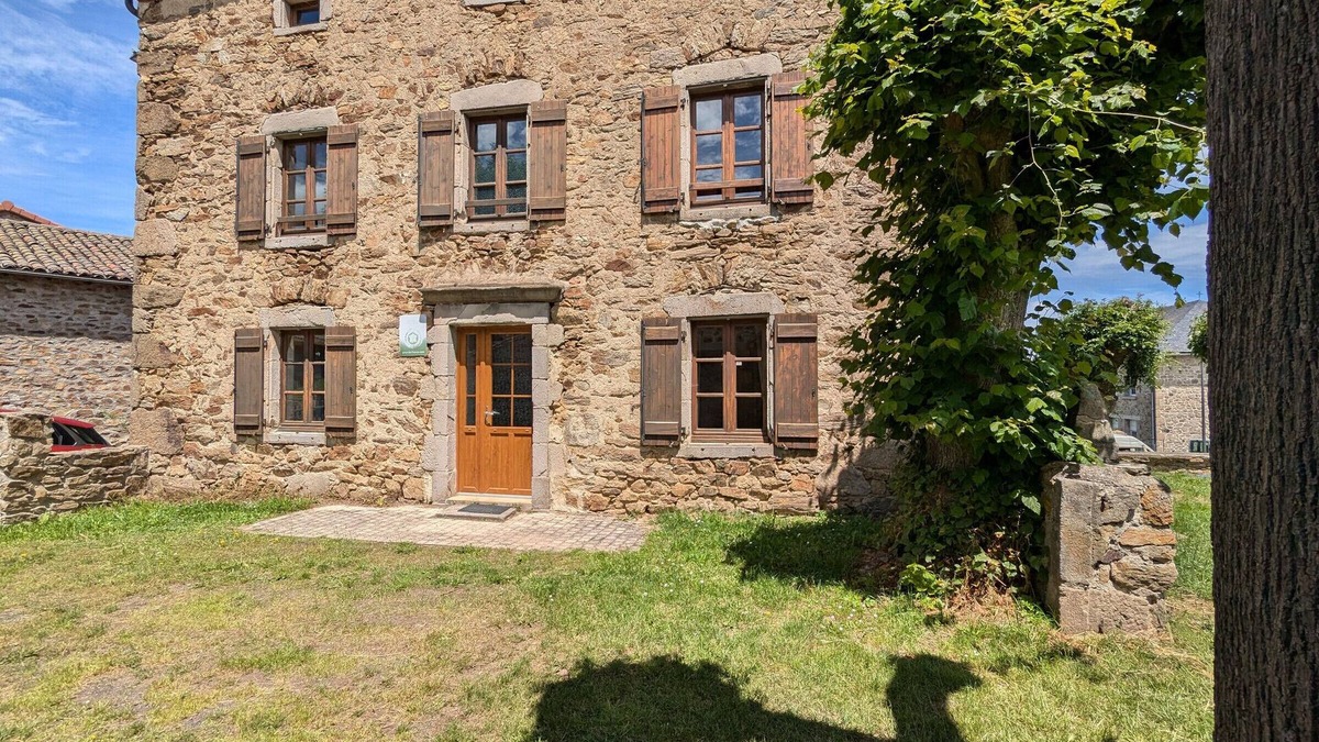 Pinols Cottage | Charming Stone House with 3 Bedrooms Near Village Amenities and Scenic Attractions