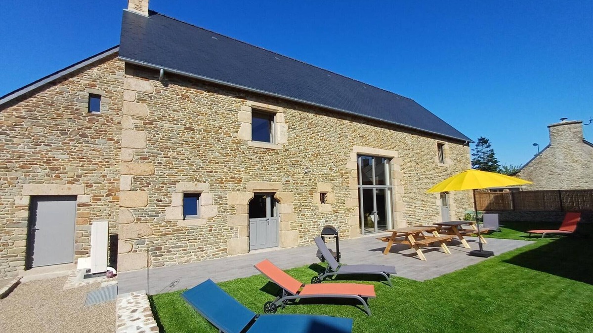 Ceaux Cottage | Charming Stone House with Garden in Céaux