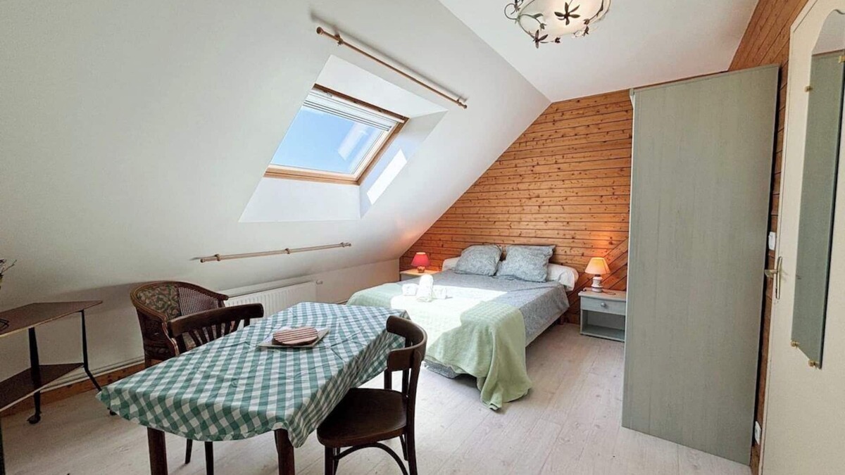 Auguaise Condo | Charming studette*calm*terrace*parking*.