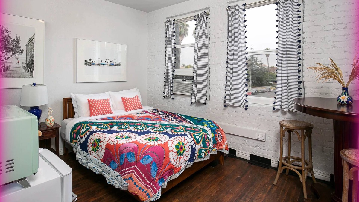 Westlake Apartment | Charming Studio for Two! Minutes Away from DTLA!