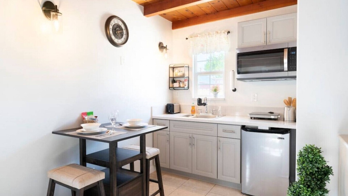 El Monte House | Charming Studio Getaway: Queen Bed, Bathtub, Fast Internet, Patio under a Lemon Tree, On-Site Laundry, and Gated Parking.
