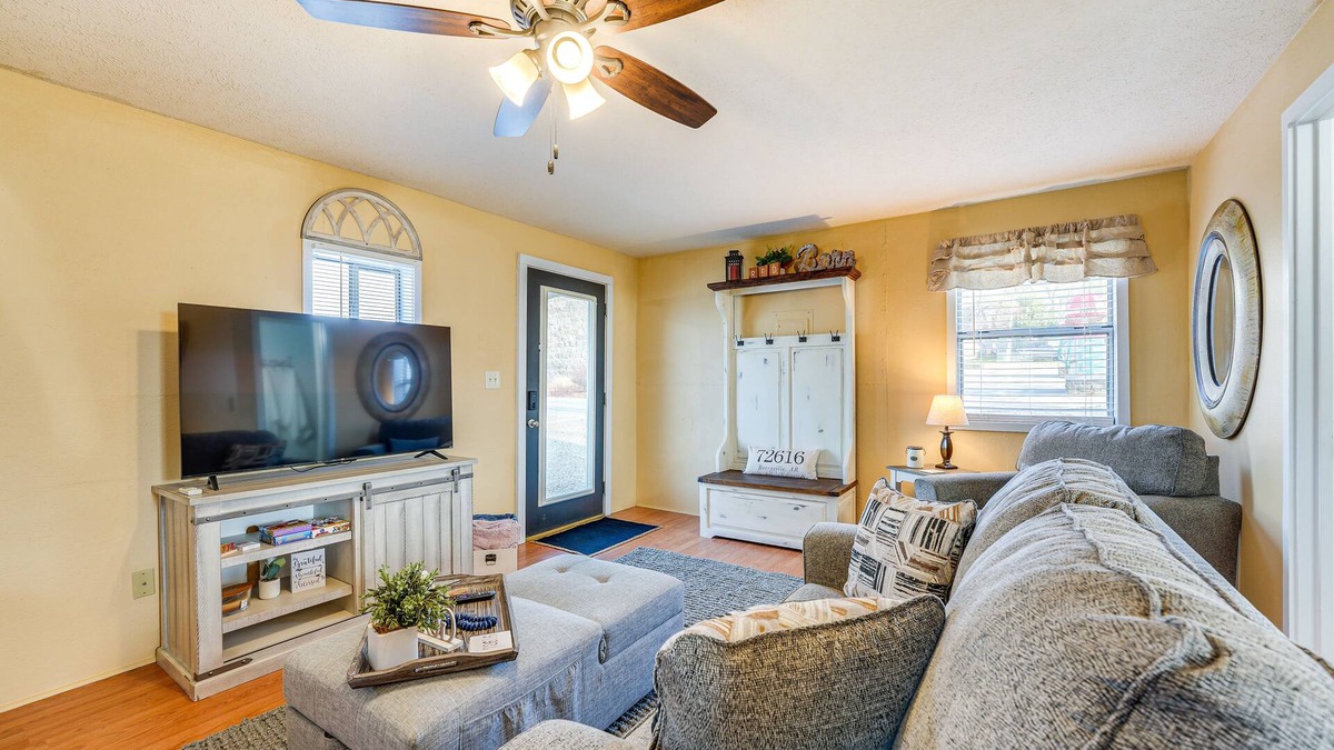 Berryville Apartment | Charming Studio Home 12 Mi to Eureka Springs!